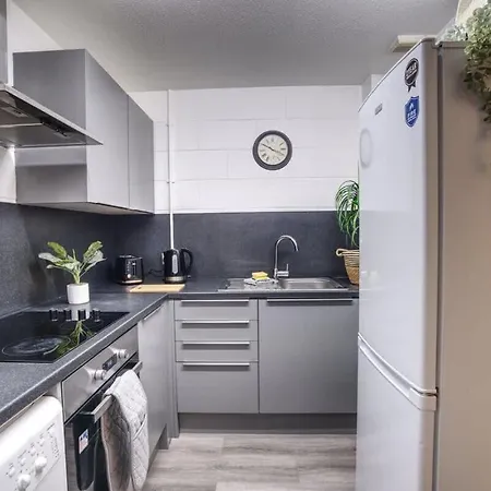 Holiday home 1br Centre Apt, Self Check In, Wifi, By Derbnb